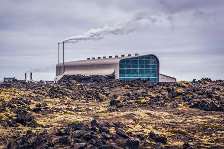 The modern building of a geothermal power plant (Iceland), where the energy of the Earth is converted into electricity. (Source: © Fotokon / stock.adobe.com) The modern building of a geothermal power plant (Iceland), where the energy of the Earth is converted into electricity. (Source: © Fotokon / stock.adobe.com)