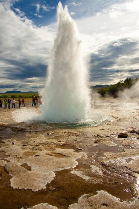 The Strokkur geyser in the Hvítá river region (Iceland) expels boiling water regularly, every 5—10 minutes. (Source: © Doin Oakenhelm / stock.adobe.com) The Strokkur geyser in the Hvítá river region (Iceland) expels boiling water regularly, every 5—10 minutes. (Source: © Doin Oakenhelm / stock.adobe.com)