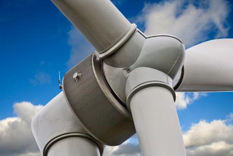A wind turbine with a low-rpm multipolar generator that is connected directly to the rotor, without a gearbox. (Source: © stable101 / stock.adobe.com) A wind turbine with a low-rpm multipolar generator that is connected directly to the rotor, without a gearbox. (Source: © stable101 / stock.adobe.com)
