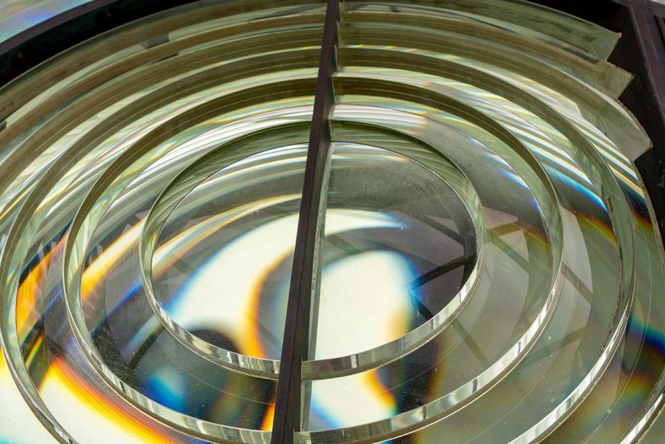 The rows of linear mirrors, concentrating solar radiation into the absorber employ the principle of the Fresnel lens. (Source: © steheap / stock.adobe.com) The rows of linear mirrors, concentrating solar radiation into the absorber employ the principle of the Fresnel lens. (Source: © steheap / stock.adobe.com)