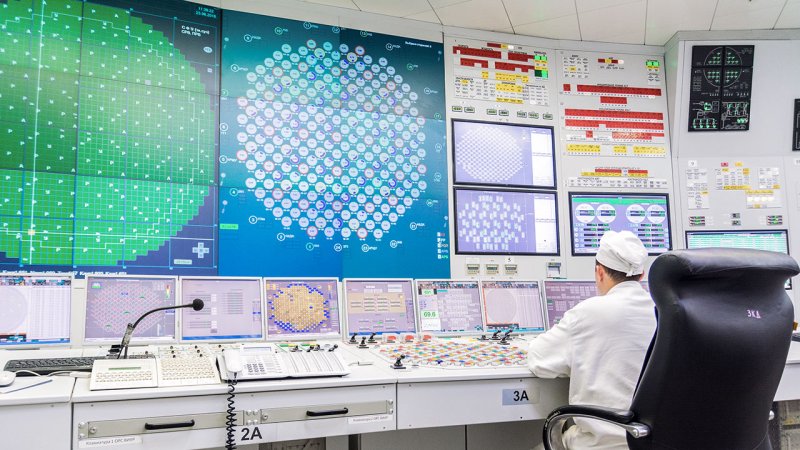 The safe operation of a nuclear power plant depends on both highly trained operators and reliable control systems. While early control rooms relied on extensive analogue instrumentation, modern plants use computer-based systems that integrate monitoring, control, and diagnostic functions. (Source: © dedmorozlab / stock.adobe.com)