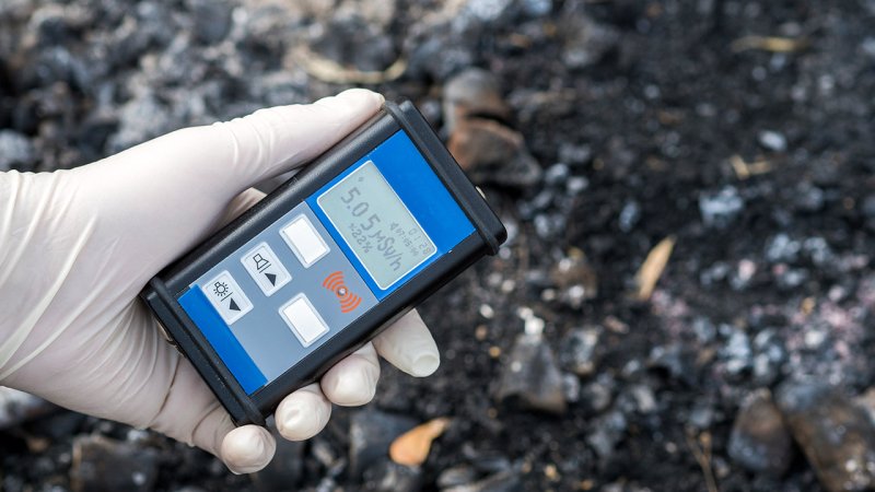 Use of handheld personal dosimeter to evaluate radiation conditions. (Source: © filin174 / stock.adobe.com)