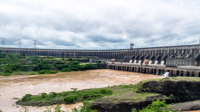 20 generators are installed at the Itaipu hydroelectric power plant on the Parana river (Brazil and Paraguay). Together they amount to 14,000 MW of power. (Source: © diegograndi / stock.adobe.com)