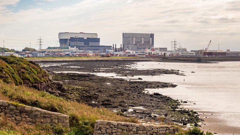 The Heysham nuclear power plant in Great Britain has two independent double-blocks with advanced gas cooled reactors, total installed power output is 2,400 MWe. (Source: © Sue Burton / stock.adobe.com)