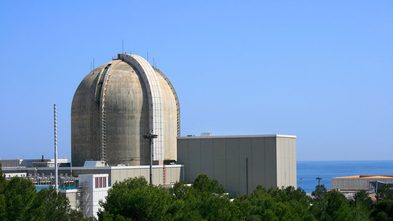 There are two reactors in the Spanish nuclear power plant Vandellos. The first gas cooled 500 MW reactor was decommissioned in 1990 after a fire in the turbine generator set. The second 1,000 MW pressurized water reactor is still in operation. (Source: © Marlee / stock.adobe.com)