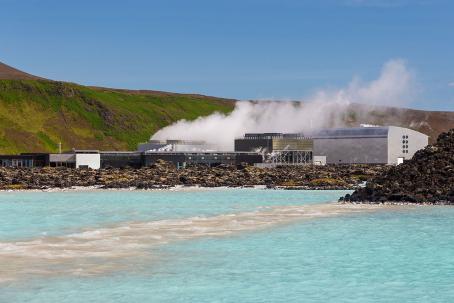 The superfluous, mineral-rich water from the Svartsengi geothermal power plant (Iceland) fills the Blue Lagoon — a popular thermal spa. (Source: © Tomasz Wozniak / stock.adobe.com) The superfluous, mineral-rich water from the Svartsengi geothermal power plant (Iceland) fills the Blue Lagoon — a popular thermal spa. (Source: © Tomasz Wozniak / stock.adobe.com)