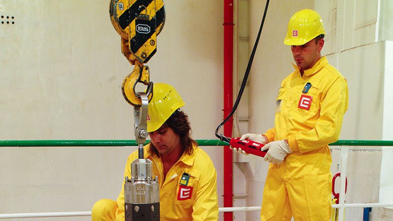 Handling new assemblies in the fresh fuel storage. Fresh uranium fuel is very slightly radioactive and its handling does not require any special shielding measures. (Source: ČEZ, a. s.)