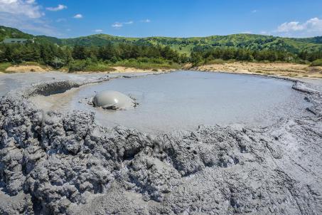 The surroundings of a mud volcano with a bubbling mouth. (Source: © Fotokon / stock.adobe.com) The surroundings of a mud volcano with a bubbling mouth. (Source: © Fotokon / stock.adobe.com)