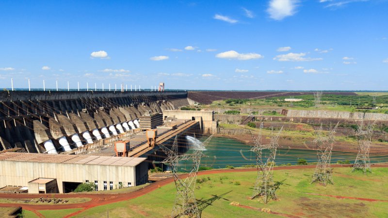 Penstocks of the Itaipu hydroelectric power plant (Brazil and Paraguay). The dam is 7.9 km long. (Source: © jantima / stock.adobe.com)