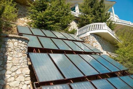 An unusual implementation of solar collectors into the whole architecture of the estate. (Source: © Pavlo Vakhrushev / stock.adobe.com) An unusual implementation of solar collectors into the whole architecture of the estate. (Source: © Pavlo Vakhrushev / stock.adobe.com)