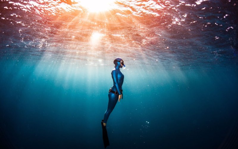 Why is a higher pressure at depth when the water is incompressible? (Source: © Dudarev Mikhail / stock.adobe.com)