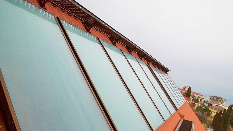 An array of serially interconnected flat solar water-heating collectors. (Source: © Pavlo Vakhrushev / stock.adobe.com)