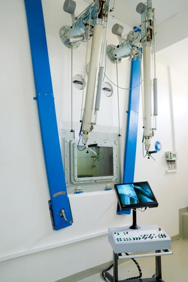 The properties of some harmful substances require their isolation and adequate handling. For this purpose, hot chambers, remotely controlled by special manipulators, are used. (Source: SÚRAO) The properties of some harmful substances require their isolation and adequate handling. For this purpose, hot chambers, remotely controlled by special manipulators, are used. (Source: SÚRAO)