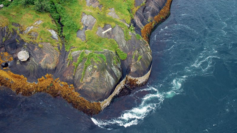 A strong tidal current in the Saltstraumen region, Norway. Water that is flowing through the 150 m wide channel reaches speeds of up to 40 km/h. (Source: © svolver / stock.adobe.com)