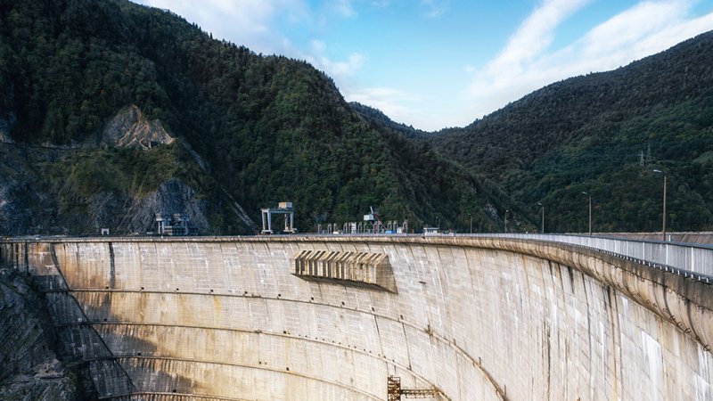 The concrete Inguri Dam with its five 260 MW units is 272 m high. (Source: © bortnikau / stock.adobe.com)