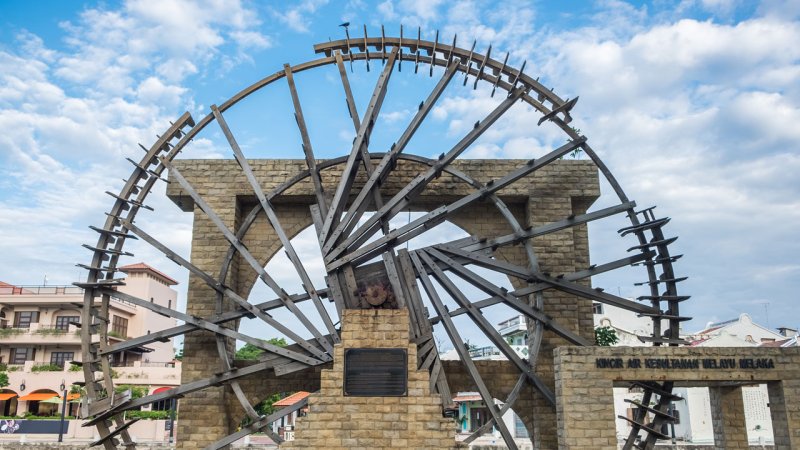 A replica of a historical water wheel with a diameter of about 13 m on the Melaka river, Malaysia. (Source: © itonggg / stock.adobe.com)