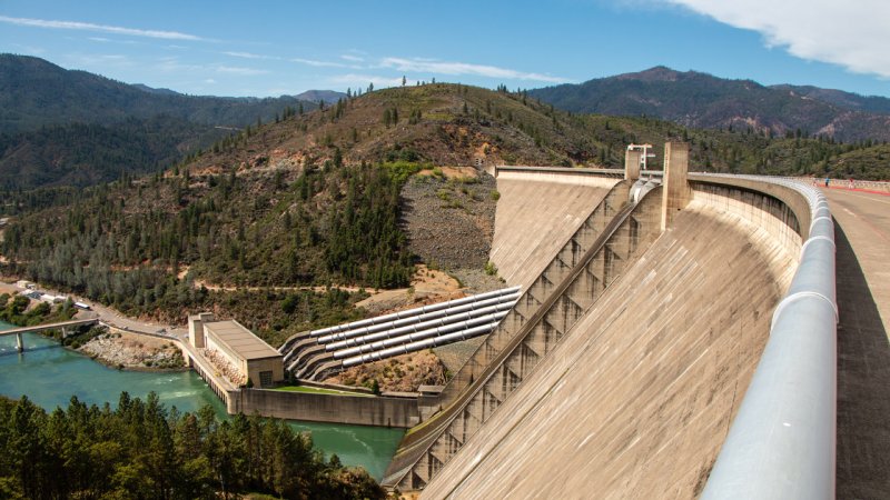 Concrete gravity dams / The curved concrete gravity dam of Shasta on the Sacramento river in California, USA. It is 1,000 m long and at its base 165 m thick. (Source: © Cayetano / stock.adobe.com)