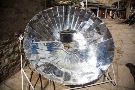 A solar cooker utilizing the principle of concentrating sun rays into a focus, in which a vessel with food can be placed. (Source: © Anastasiia / stock.adobe.com) A solar cooker utilizing the principle of concentrating sun rays into a focus, in which a vessel with food can be placed. (Source: © Anastasiia / stock.adobe.com)