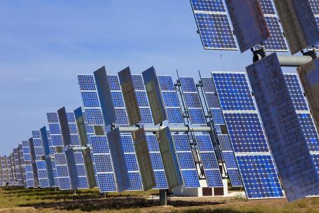A field of photovoltaic solar panels with reflective surfaces that increase their efficiency. (Source: © Darren Baker / stock.adobe.com) A field of photovoltaic solar panels with reflective surfaces that increase their efficiency. (Source: © Darren Baker / stock.adobe.com)