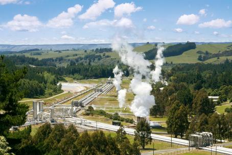 The primary source of energy for geothermal power plants is made up of a network of interconnected geothermal wells (New Zealand). (Source: © NMint / stock.adobe.com) The primary source of energy for geothermal power plants is made up of a network of interconnected geothermal wells (New Zealand). (Source: © NMint / stock.adobe.com)