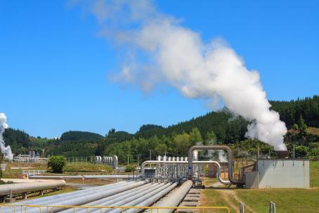 A pipeline supplying wet steam to the Wairakei geothermal power plant (New Zealand). (Source: © NMint / stock.adobe.com) A pipeline supplying wet steam to the Wairakei geothermal power plant (New Zealand). (Source: © NMint / stock.adobe.com)