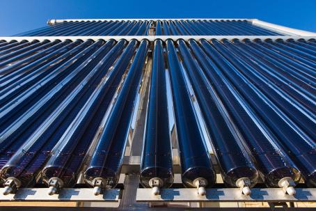 A detailed view of an evacuated tube collector coated with a dark-absorbing paint. (Source: © scharfsinn86 / stock.adobe.com) A detailed view of an evacuated tube collector coated with a dark-absorbing paint. (Source: © scharfsinn86 / stock.adobe.com)