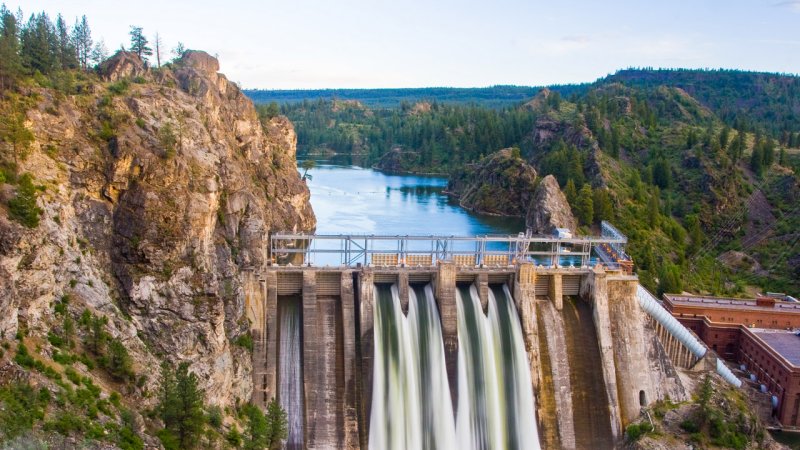 The energy of water flowing through spillways over a dam cannot be harnessed. (Source: © photogeek / stock.adobe.com)
