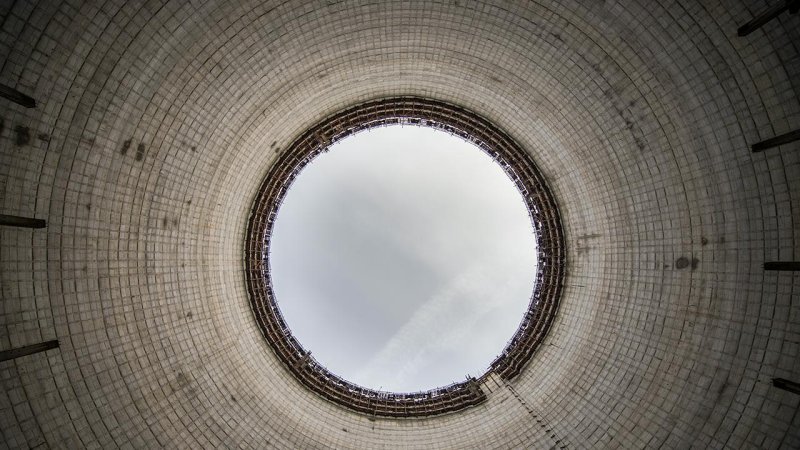 The reinforced concrete shell of a natural draft cooling tower is constructed using a continuous slipforming process, ensuring high structural integrity and dimensional accuracy. (Source: © Fotokon / stock.adobe.com)