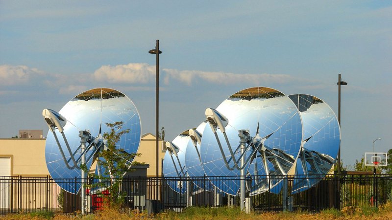 Parabolic dish collectors are some of the most efficient solar systems, with a focus temperature of up to 700 °C. (Source: © jdoms / stock.adobe.com)