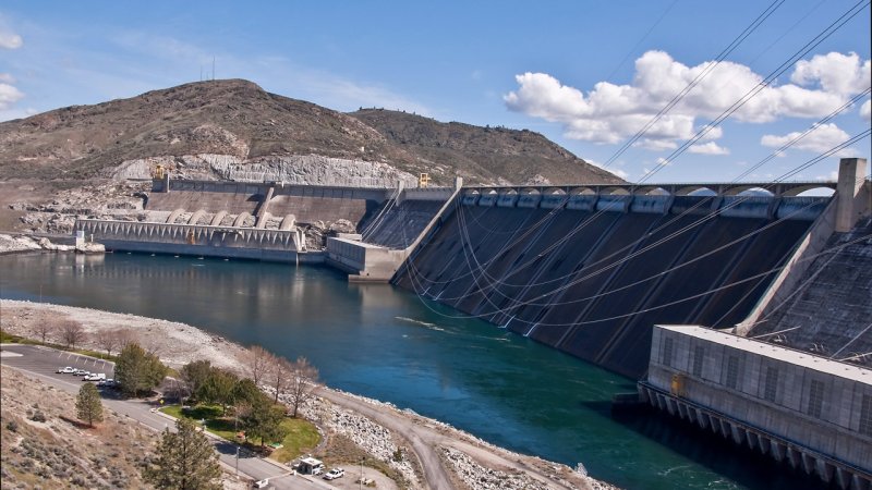 The Grand Coulee Dam on the Columbia River in the state of Washington, USA. With its installed capacity of 6,809 MW it is one of the most powerful hydroelectric power plants in the world. (Source: © Valerie Garner / stock.adobe.com)