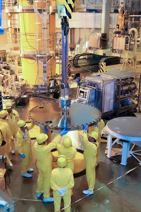 Handling the cover of a transport flask in the reactor hall at the Temelin nuclear power plant. (Source: ČEZ, a. s.) Handling the cover of a transport flask in the reactor hall at the Temelin nuclear power plant. (Source: ČEZ, a. s.)