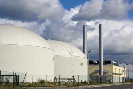 A biogas plant produces biogas, which could replace fossil fuels in electrical power production. (Source: © LianeM / stock.adobe.com) A biogas plant produces biogas, which could replace fossil fuels in electrical power production. (Source: © LianeM / stock.adobe.com)