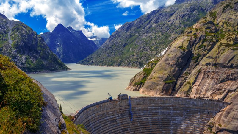 Concrete gravity dams / The concrete dam of the Grimsel Pass hydroelectric power plant, built at more than 3,000 m above sea level. Along with other power plants in the area it supplies electricity to over a million people (Switzerland). (Source: © ivan kmit / stock.adobe.com)