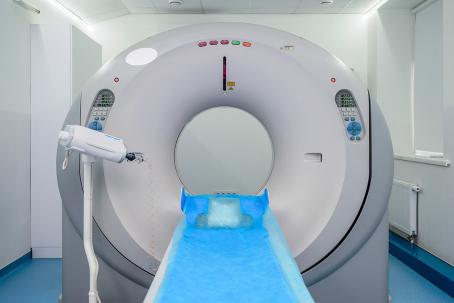 Detail of the sliding table of the computer tomograph at the Cancer Treatment Center. (Source: © flywish / stock.adobe.com) Detail of the sliding table of the computer tomograph at the Cancer Treatment Center. (Source: © flywish / stock.adobe.com)