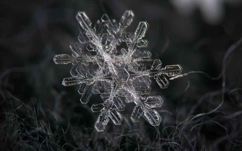 Is it possible to create two identical snowflakes? (Source: © Alexey Kljatov / stock.adobe.com)