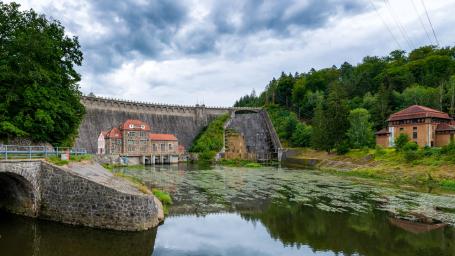 A historical dam with a small hydroelectric power plant. At the right we can see a spillway. (Source: © bubutu / stock.adobe.com) A historical dam with a small hydroelectric power plant. At the right we can see a spillway. (Source: © bubutu / stock.adobe.com)
