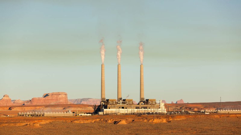 0. Calm: Smoke rises vertically. Wind speed: < 1 km/h, wave height: < 0.03 m (Source: © tamifreed / stock.adobe.com)