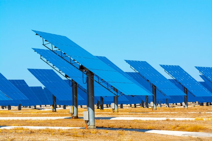 Heliostats. (Source: © barmalini / stock.adobe.com)