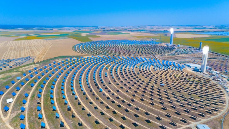 Wet-cooled parabolic trough power plants can consume around 3,000 litres of cooling water per MWh of electricity generated. (Source: © SHD / stock.adobe.com)